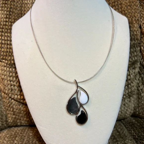 Lia Sophia Droplet necklace - Picture 2 of 4